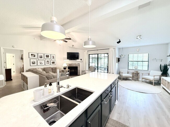 Building Photo - Stylish 4BR Home Minutes from Everything