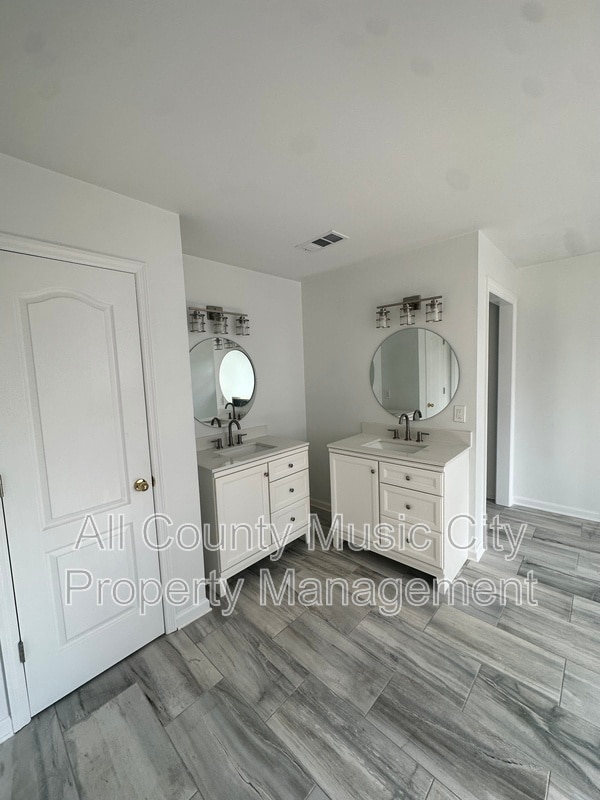 Building Photo - 425 Chamberlain Park Ln