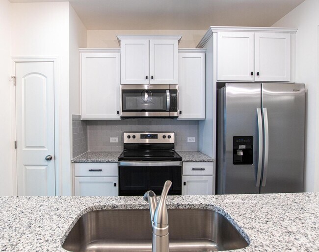 Building Photo - BEAUTIFUL 2 Bedroom Townhome in MIDLAND AVAILABLE JUNE 2026