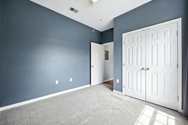 Building Photo - Bright Top-Floor Condo in Resort-Style Gated Community