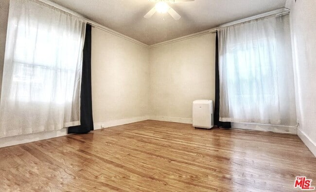 Building Photo - 838 N Sycamore Ave