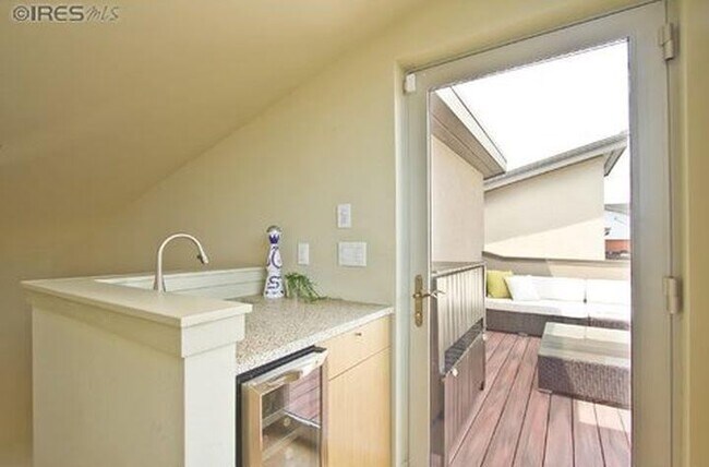 Building Photo - Elegant Contemporary Town Home with 2 bedrooms/4 baths with Private Elevator Coming Available Soon!