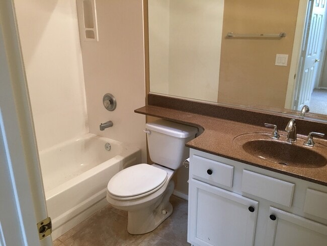 Building Photo - **GORGEOUS 3br/2ba/2garage HOUSE (GREENFIE...