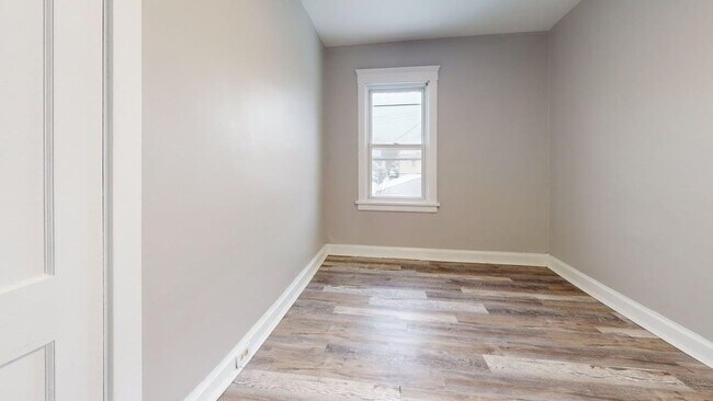 Building Photo - 2121 W 105th St