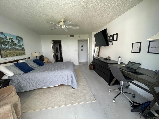 Building Photo - 5047 N Hwy A1A