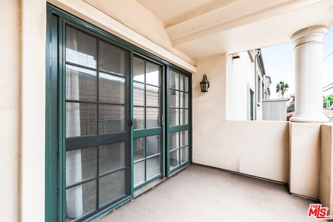 Building Photo - 851 N San Vicente Blvd