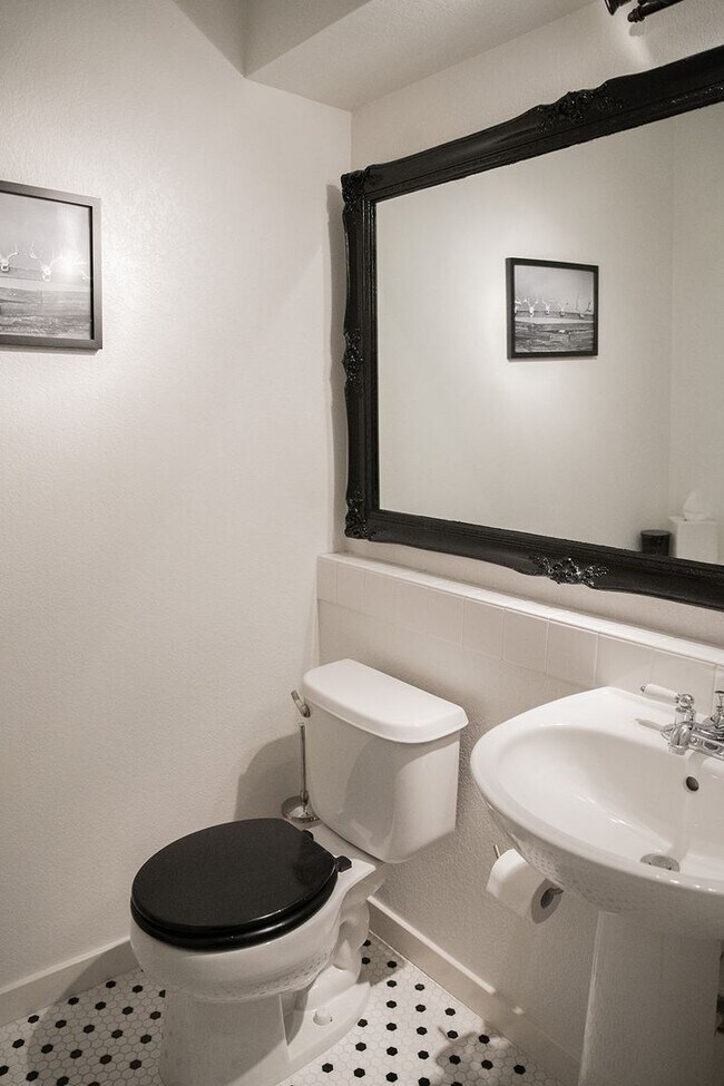 Building Photo - 2 BDR Gorgeous Updated Townhome with Huge Garden