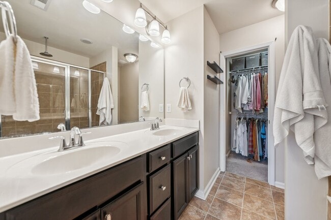 Building Photo - Beautiful 3 story townhome with office in ...