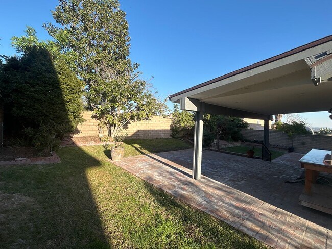 Building Photo - Rare opportunity to lease a 4-bedroom home featuring oversized bedrooms, scenic hilltop city view...