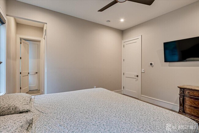 Building Photo - 3979 Park Ave