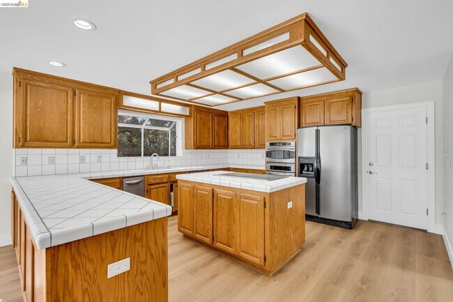 Building Photo - 5650 Edgeview Dr