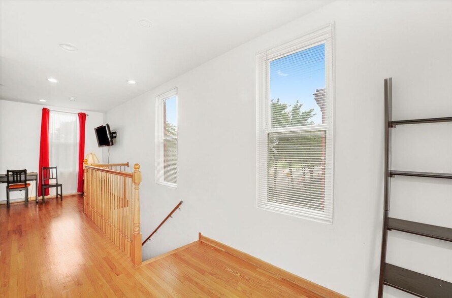 Building Photo - 624 S Oakley Blvd