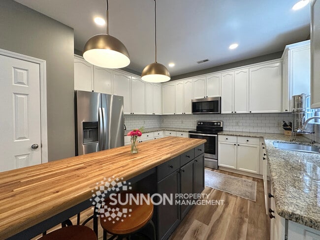 Building Photo - Spacious 3 bed, 2.5 bath with large bonus
