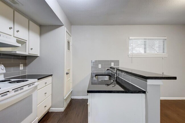 Building Photo - 303 W 40th St