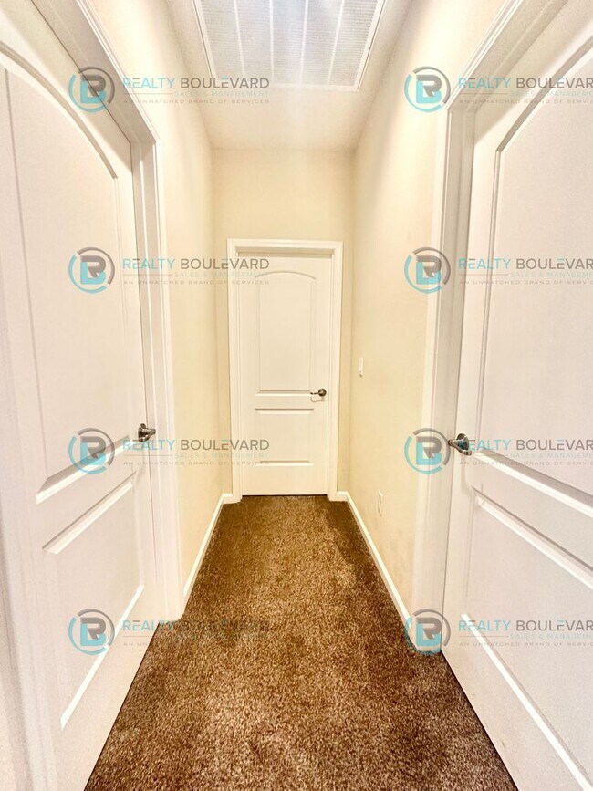 Building Photo - 3 Bedroom 2 Bathroom with Garage covered patio and beautiful yard!