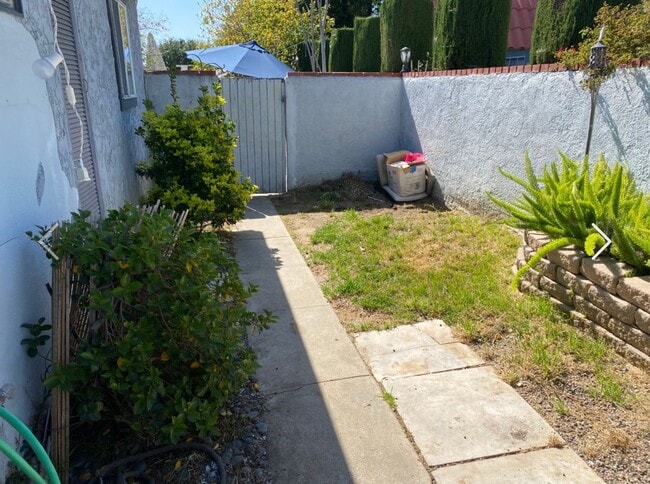 Building Photo - Single story 2 bed, 1 bath home with patio!
