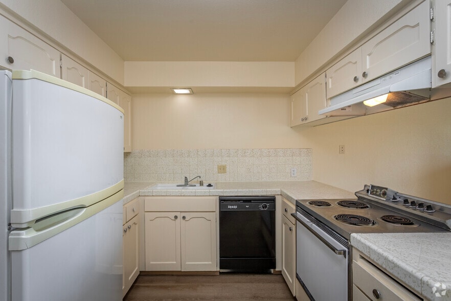 2BR, 2BA - 1,100SF - Kitchen - Riviera Apartments