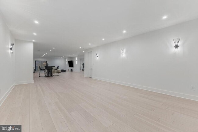 Building Photo - 1513 Oakview Dr