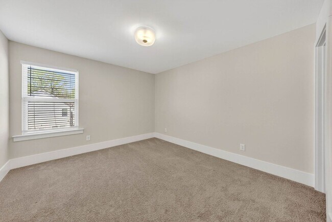 Building Photo - 1400 Addison Lk St