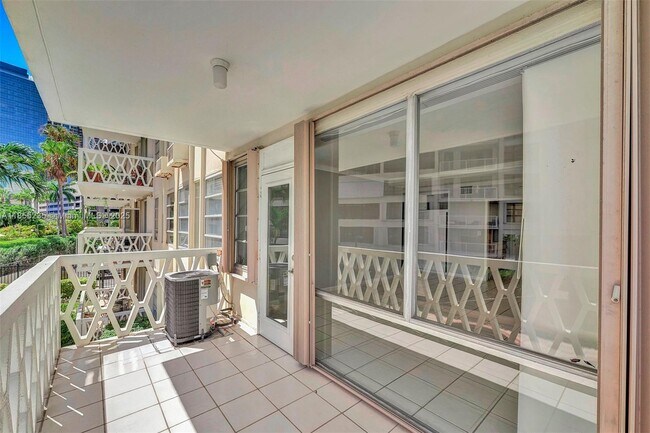 Building Photo - 1430 Brickell Bay Dr