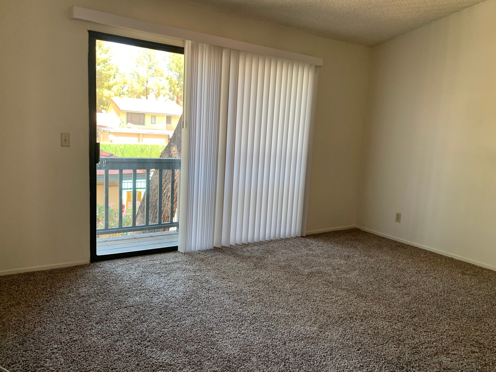 Building Photo - 2448 Pickwick Dr