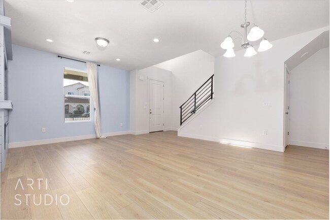 Building Photo - 3 Bedroom, 2.5 Bathroom Townhome in Auburn...