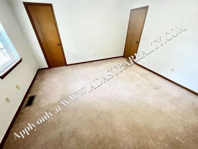 Building Photo - MOVE IN SPECIAL!!! Spacious Duplex in Lee's Summit-Available NOW!! MOVE IN SPECIAL $300 OFF 2nd M...