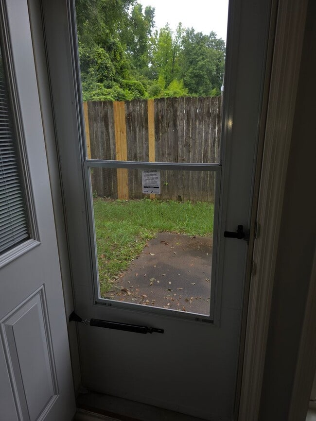 Building Photo - A Great Starter Home Just For YOU!