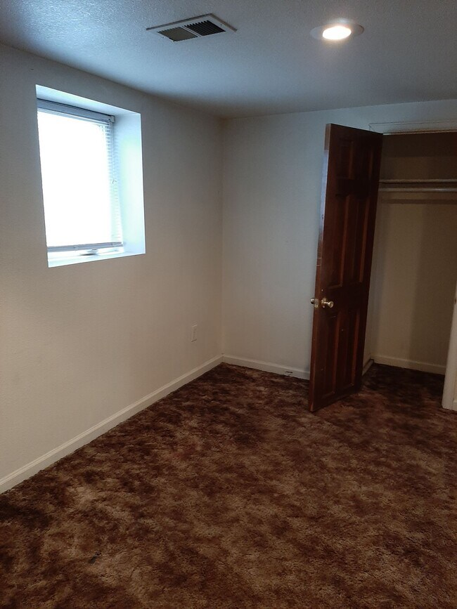 Building Photo - College Housing - 4 bedrooms