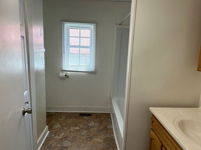 Building Photo - 2 Bedroom / 1 Bath Home Kingsport TN