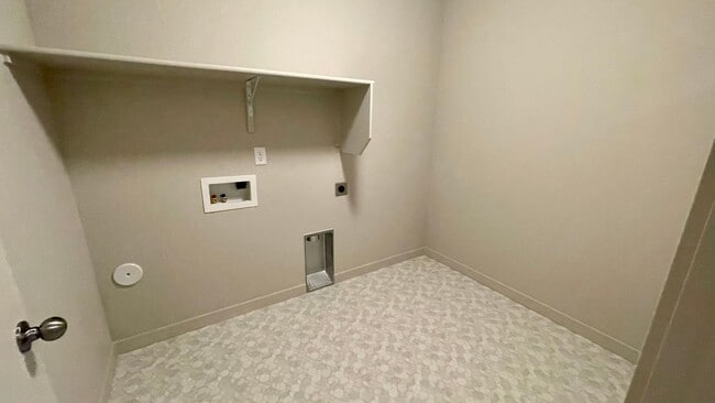 Building Photo - $2,199.00 / Large 4 bed 2 bath / 3 car gar...
