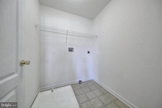 Building Photo - 8 Shady Tree Ct