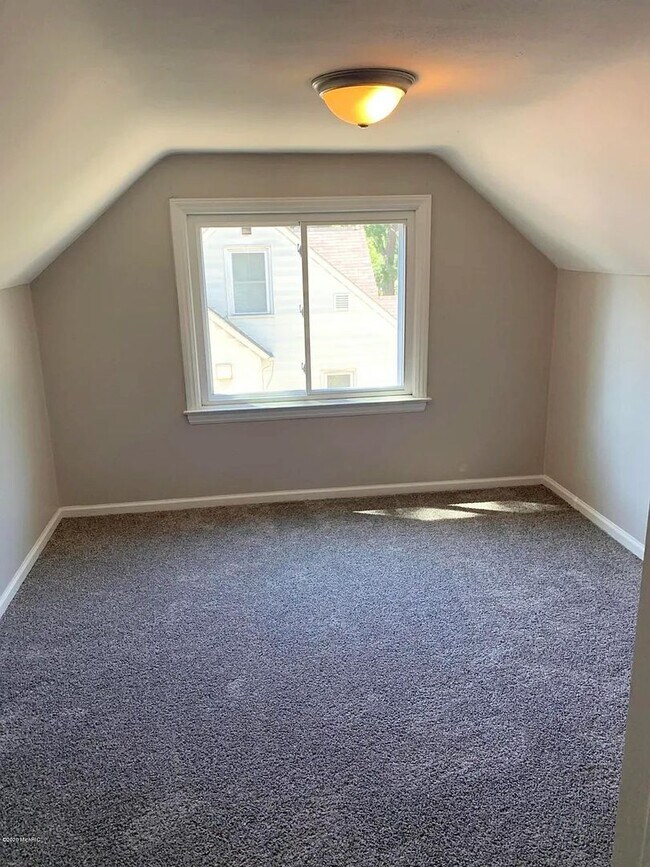 Building Photo - 3 Bedroom Home On Holland's North Side