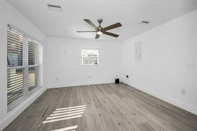 Building Photo - 14125 N Bayshore Dr
