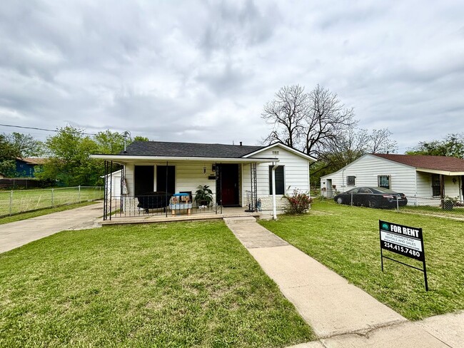 Building Photo - Updated 3-bedroom house with HUGE YARD!!