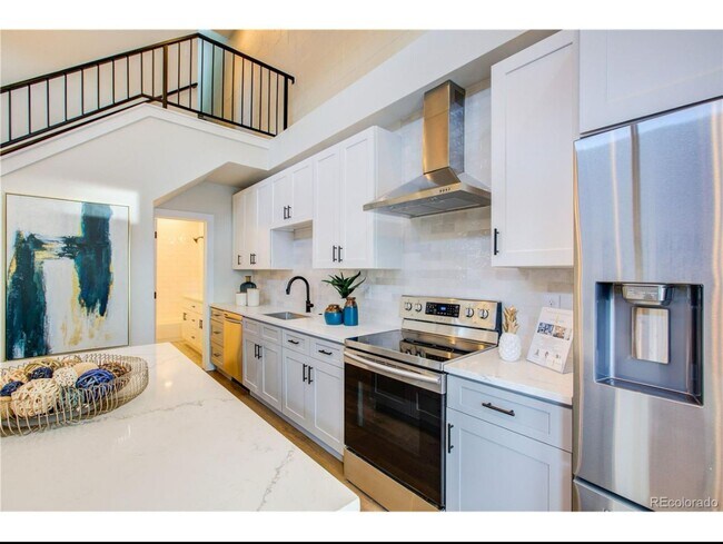 Building Photo - Unbelievable 2 Bed + Den Townhome - The Ul...