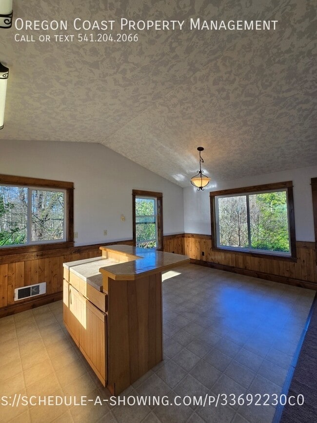 Building Photo - 1025 Wilson River Loop