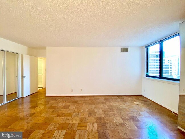 Building Photo - 3800 Fairfax Dr