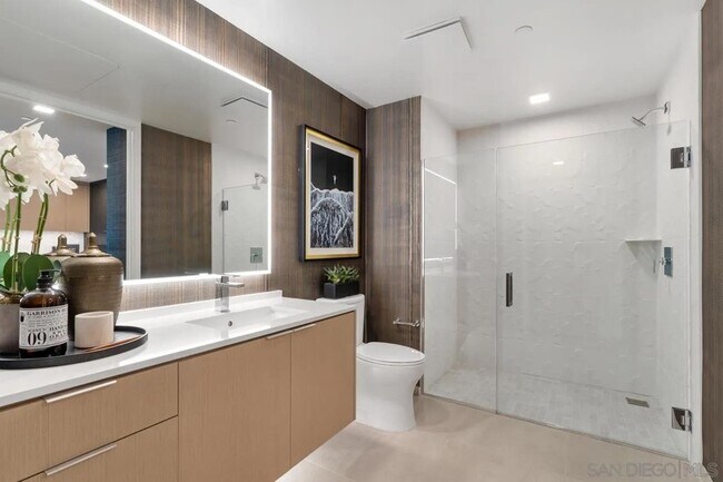 Building Photo - 525 Olive St