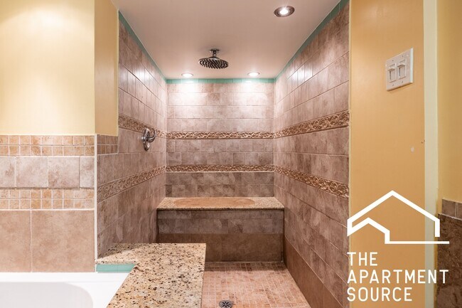 Building Photo - 2305 N Melvina Ave