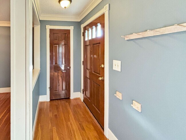 Building Photo - Cozy 4 BR 2 BR House in Piedmont Hills!