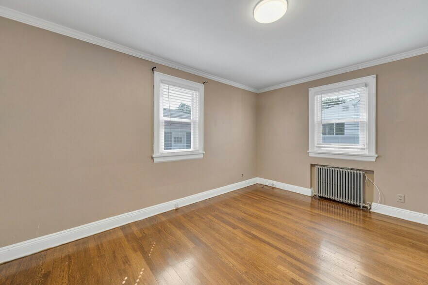 Building Photo - 44 E Spring Valley Ave