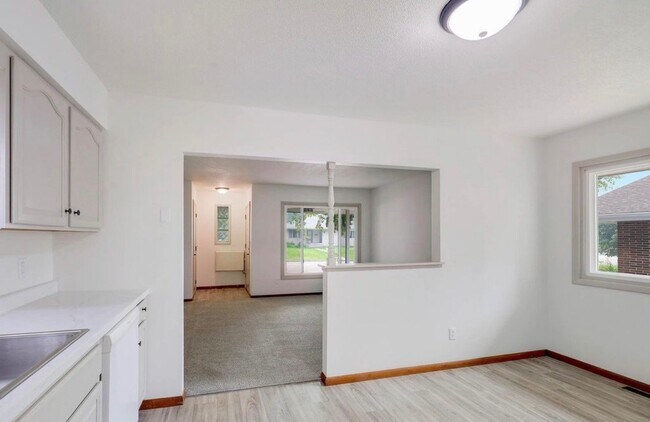 Building Photo - 728 6th Ave S