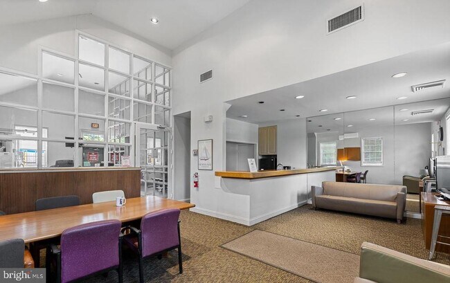 Building Photo - 1616 W Abingdon Dr
