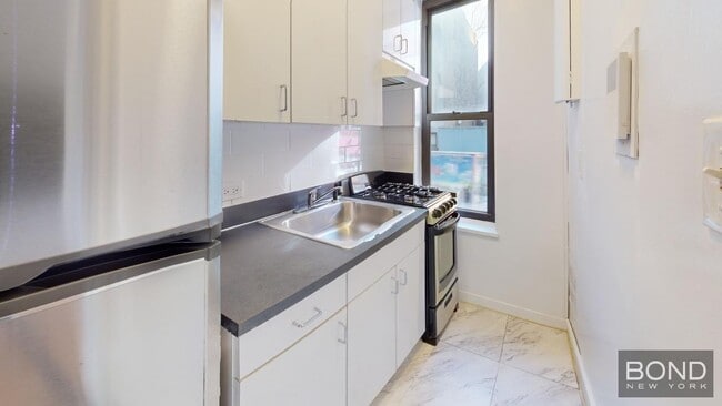 Building Photo - 162 E 55th St