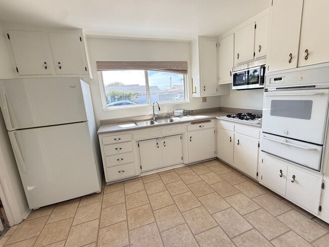 Building Photo - 1741 Lahoud Dr
