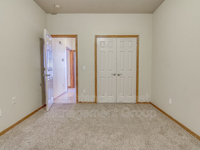 Building Photo - 901 NE 26th Ct