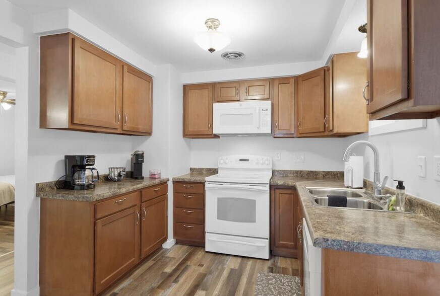 Building Photo - 1213 Langlade Ave