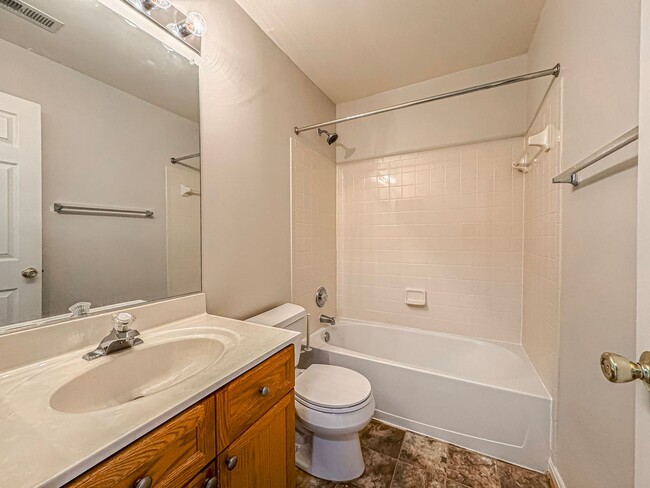 Building Photo - Gorgeous 3 Bed 2.5 Bath Interior Townhome ...