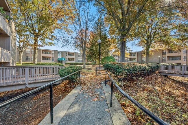 Building Photo - 10 Shrewsbury Green Dr